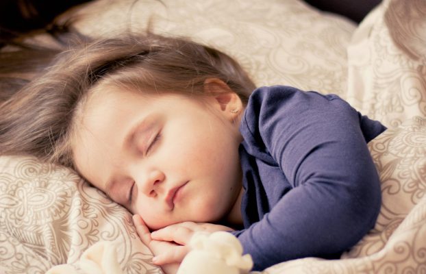 چگونه تنها خوابیدن را به کودک آموزش دهیم