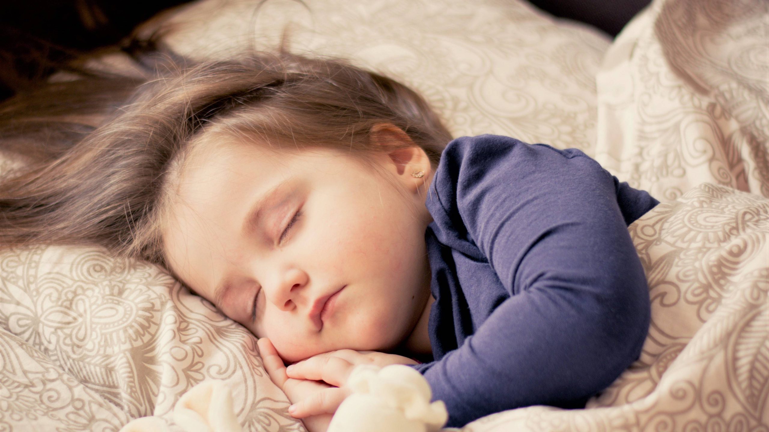 چگونه تنها خوابیدن را به کودک آموزش دهیم